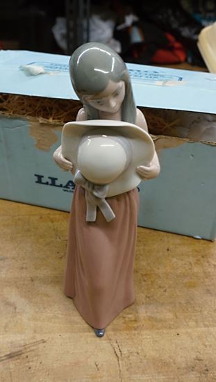 Picture of LLADRO FIGURINE "BASHFUL" #5007 COLLECTIBLE