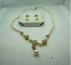 Picture of 14KT YELLOW GOLD PEARL SET WITH DIAMONDS