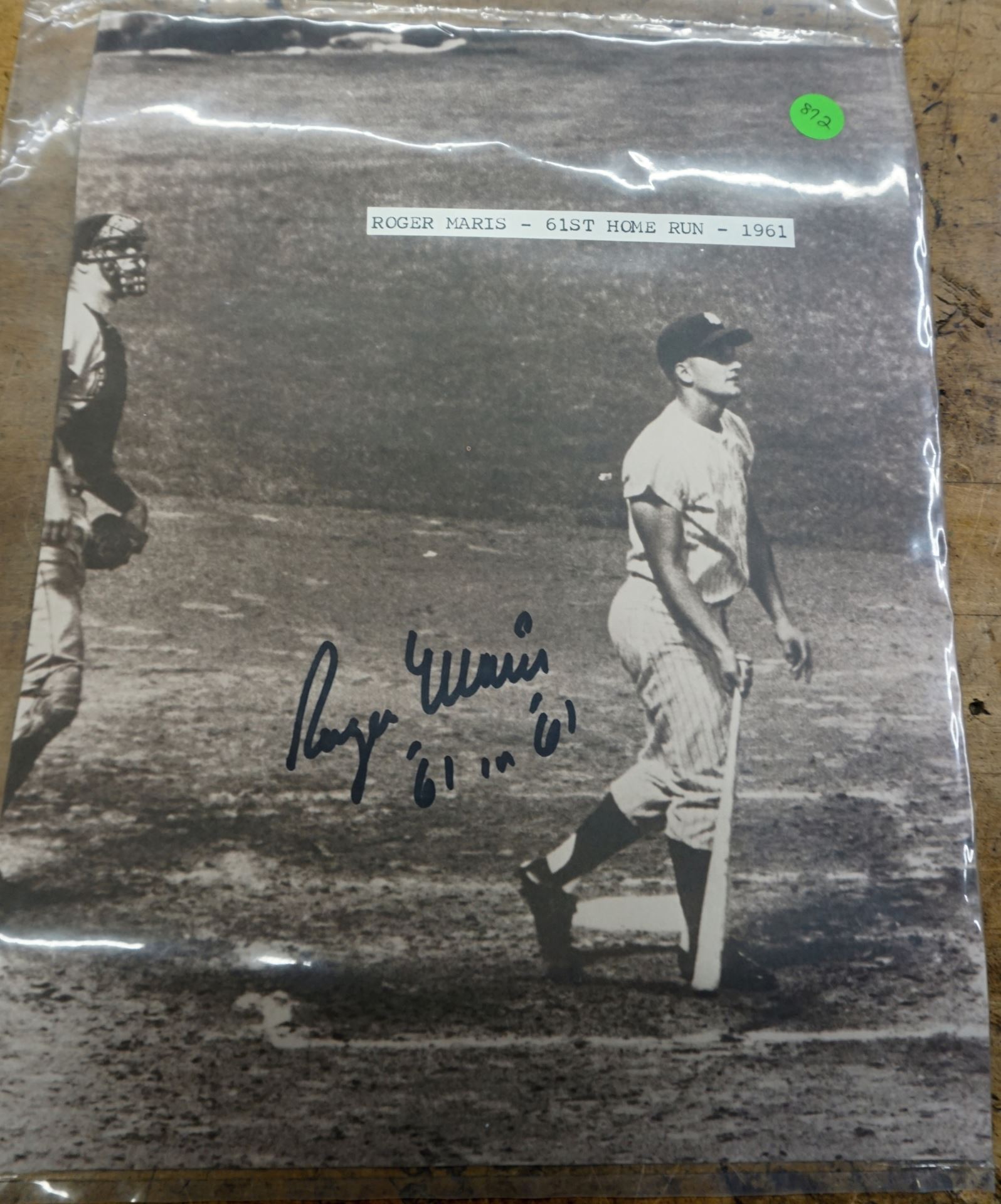 ROGER MARIS 61ST HOME RUN 1961 AUTOGRAPHED PHOTO 11X14 WITH COA. MINT  CONDITION. COLLECTIBLE.