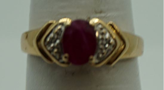 Picture of 10kt yellow gold ring with red stone size 7.25 total weight 2.0 gr . Pre owned.  840097-1.