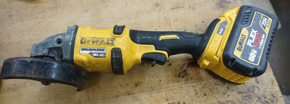 kontrast Mince frakobling Cash USA Pawnshop. DeWALT DCG414 60V Max Flex Volt Cut-off Tool Angle  Grinder Battery DCB609 USED . TESTED. IN A GOOD WORKING ORDER.