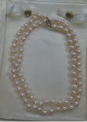 Picture of 26 INCH LONG  PEARL PEACH COLOR (7MM)  NECKLACE WITH 14KT WHITE GOLD CLASP VERY GOOD CONDITION. WITH CASE.