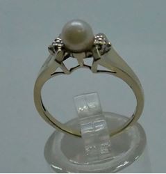 Picture of 10 kt yellow gold ring size 6.5 2.3 gr with 5.5 mm pearl and 2 small diamonds (0.01 pts ) . pre owned. very good condition. 850319-1.