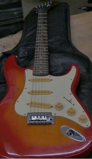 Picture of SERIES 10 ELECTRIC GUITAR WITH CASE 852411-3