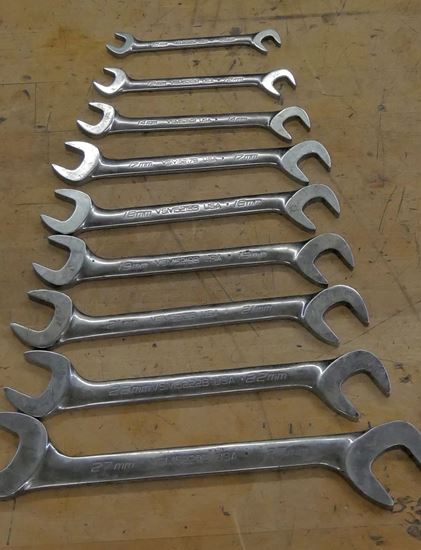 Picture of Snap-on 9 Piece Standard 4-way Angle Open End Wrench Set 10MM-27MM  1)27MM VSM5227B USA 2)22MM VSM5222B USA  3) 21MM VSM5221B USA 4)19MM VSM5219B  USA 5)18MM VSM5218B USA 6)17MM VSM5217B USA 7)14MM VSM5214B USA  8)12MM VSM5212B USA 9) 10MM VSM5210B USA USED. TESTED. IN A GOOD WORKING ORDER. 