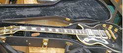 Picture of GIBSON ELECTRIC  GUITAR LES PAUL CUSTOM WITH CASE PRE OWNED. IN A GOOD WORKING ORDER. 