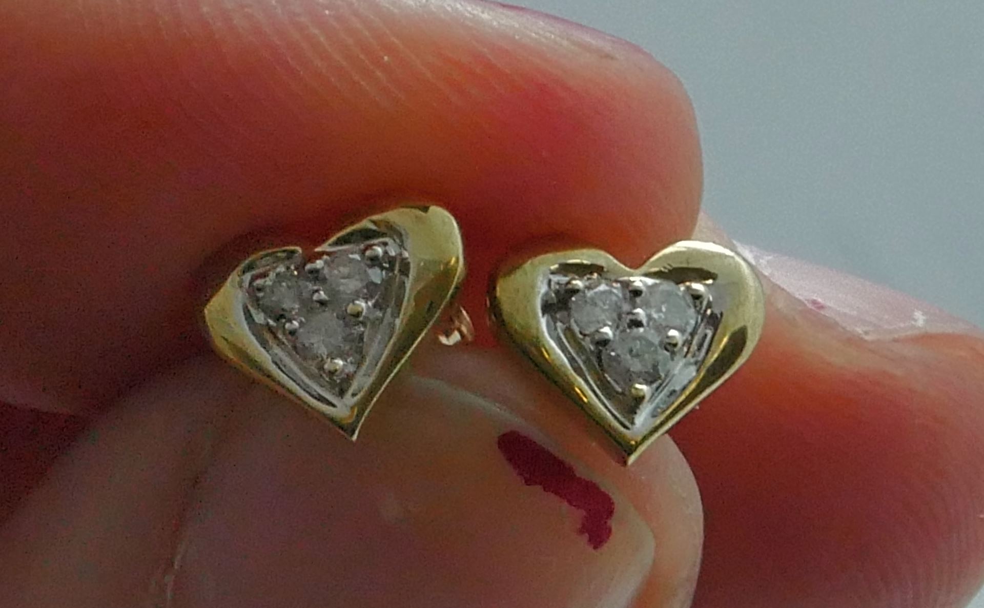 Cash USA Pawnshop. 10kt yellow gold heart studs with 6 diamonds 1.2